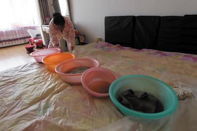 庆阳楼上漏水，住户失联，小区没物管，业主维权难！律师来支招……